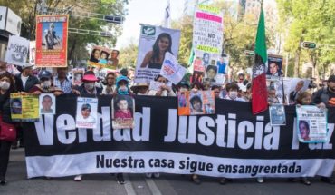 Familiares de víctimas reclaman a AMLO saludo a madre del Chapo