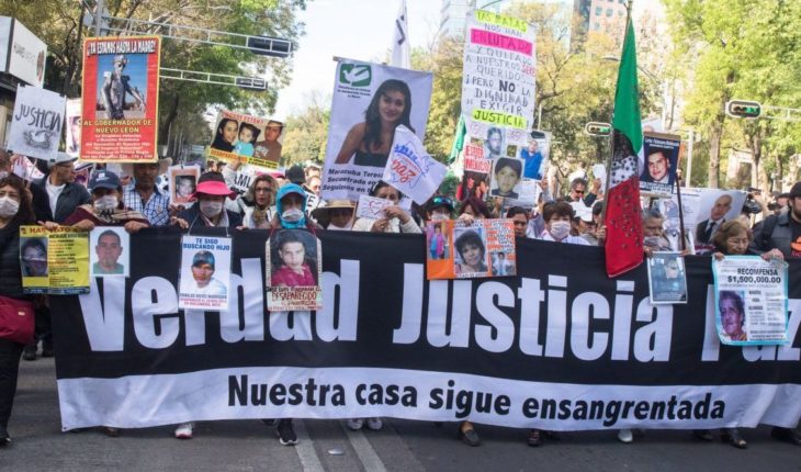Familiares de víctimas reclaman a AMLO saludo a madre del Chapo