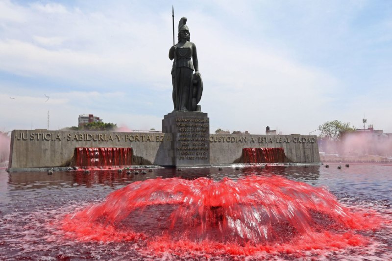 La Minerva y la Fuente de la Diana se tiñen de rojo