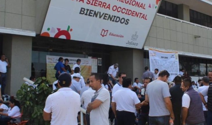 Maestros de Jalisco exigen pagos atrasados desde agosto