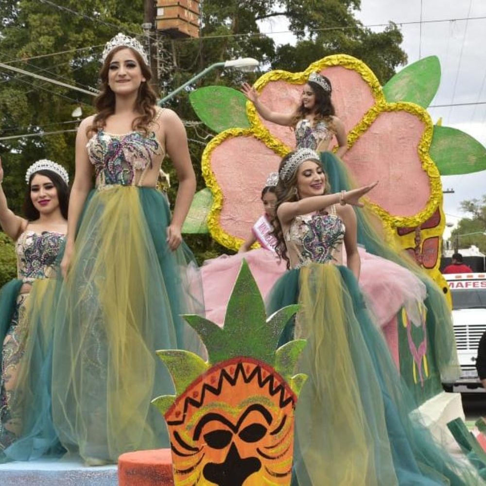 Majestuoso desfile de carnaval Angostura