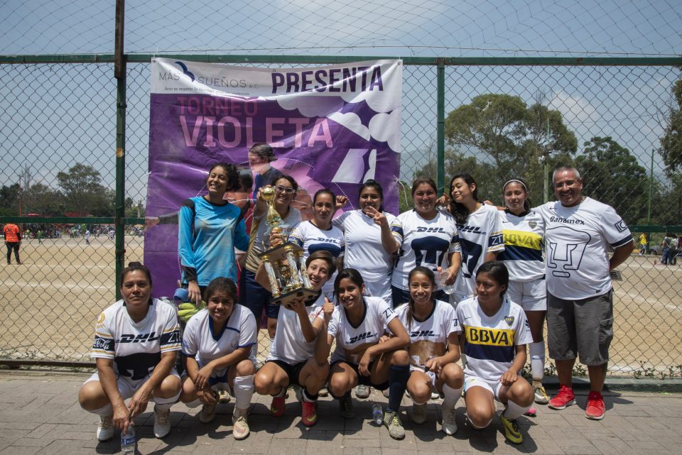 Mujeres combaten la violencia feminicida con futbol en el Edomex