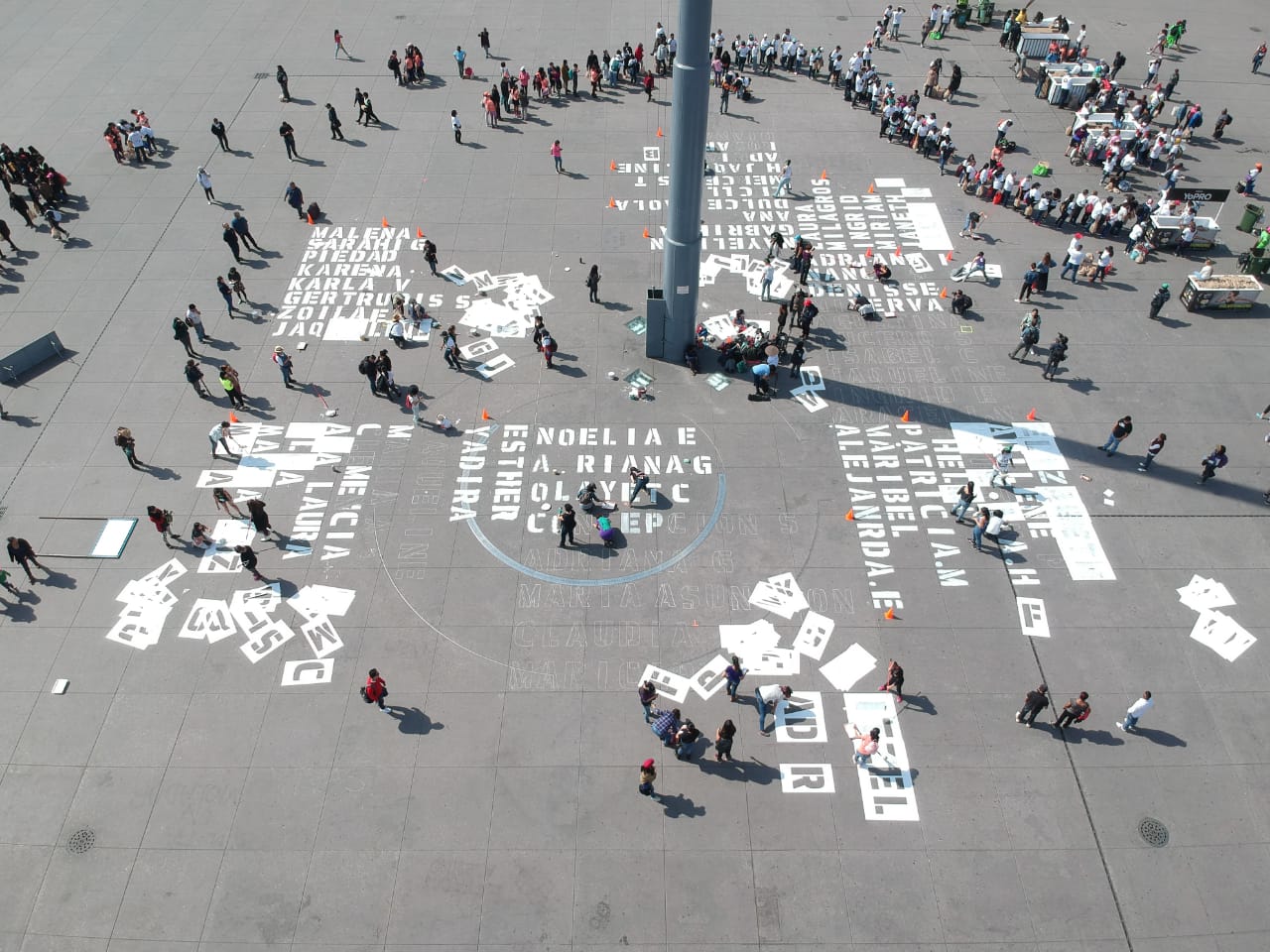 Mujeres pintan el Zócalo con nombres de víctimas de feminicidio