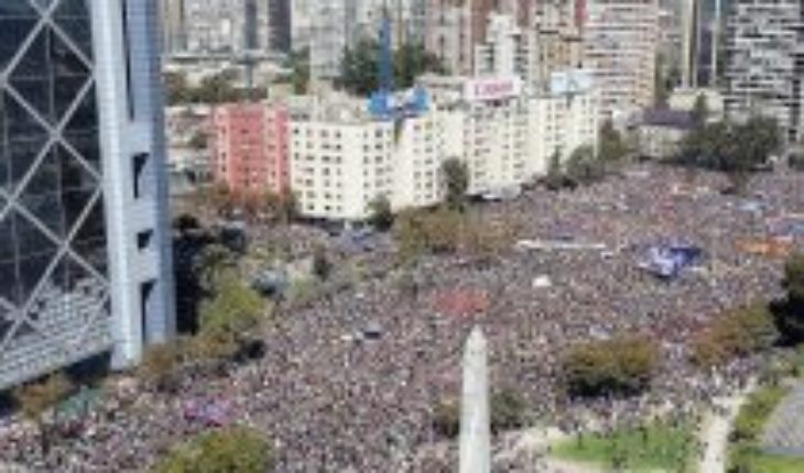 No paran de llegar: marcha del 8M convoca a cientos de miles de mujeres en Plaza de la Dignidad