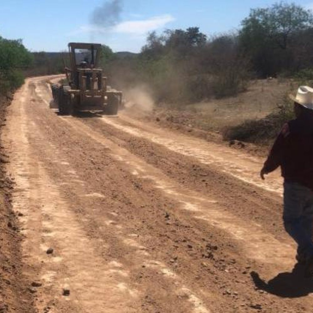Obras públicas continúa con el rehabilitación de Caminos Rurales en Choix