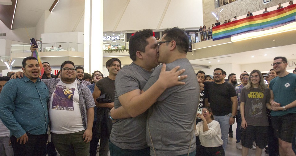 Protestan contra la homofobia en Monterrey con un 'besotón'