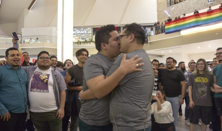Protestan contra la homofobia en Monterrey con un ‘besotón’