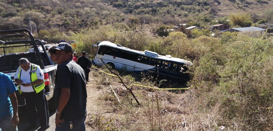 Se accidenta autobús de peregrinos; 3 fallecieron y 41 más resultaron heridos en Tacámbaro, Michoacán
