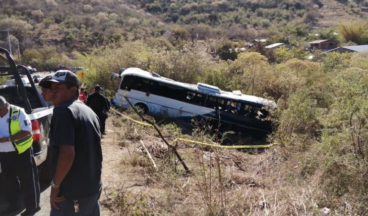 Se accidenta autobús de peregrinos; 3 fallecieron y 41 más resultaron heridos en Tacámbaro, Michoacán