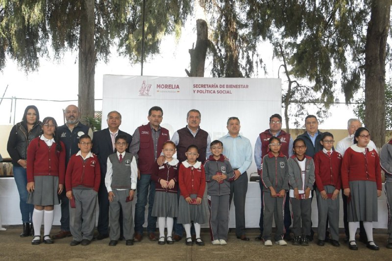 Tres mil niñas y niños se han visto beneficiados con la entrega de lentes: Raúl Morón