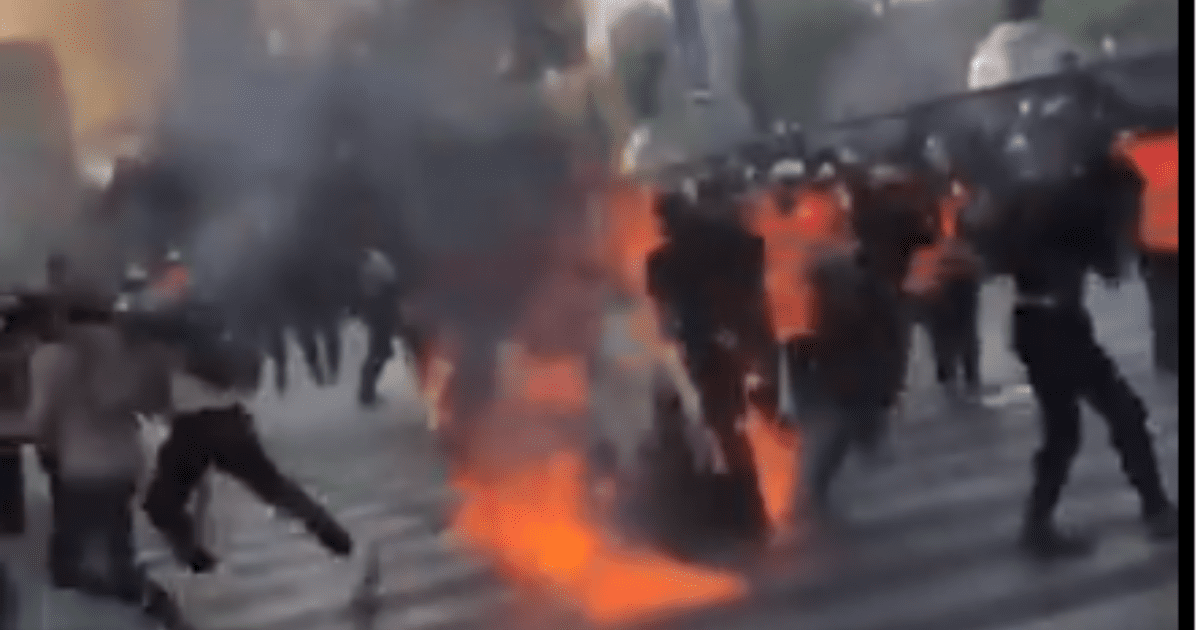 VIDEO VIRAL: Mujer sufre accidente por bomba molotov en marcha feminista
