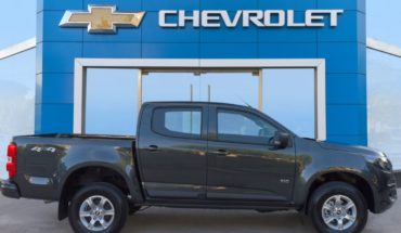 translated from Spanish: A new Chevrolet S10 version is presented to the public