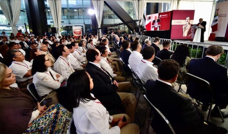 translated from Spanish: AMLO keeps agenda and tops event with dozens despite COVID-19