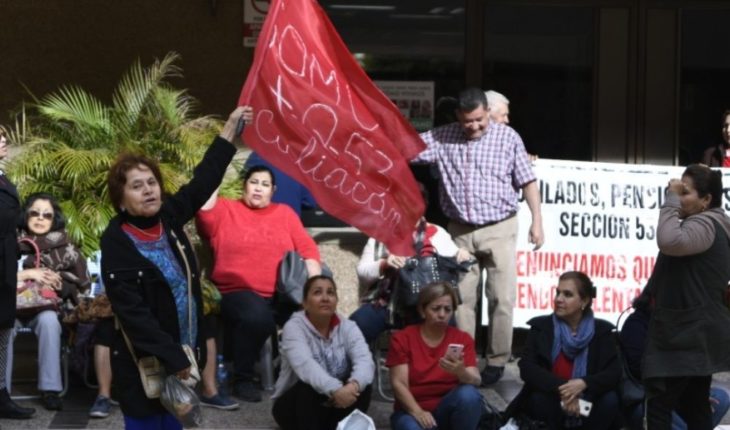 translated from Spanish: After protests make deputies payments to SNTE 53 teachers