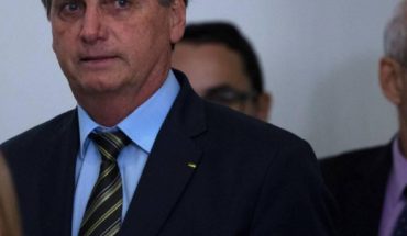translated from Spanish: Bolsonaro walks through Brasilia against health recommendations