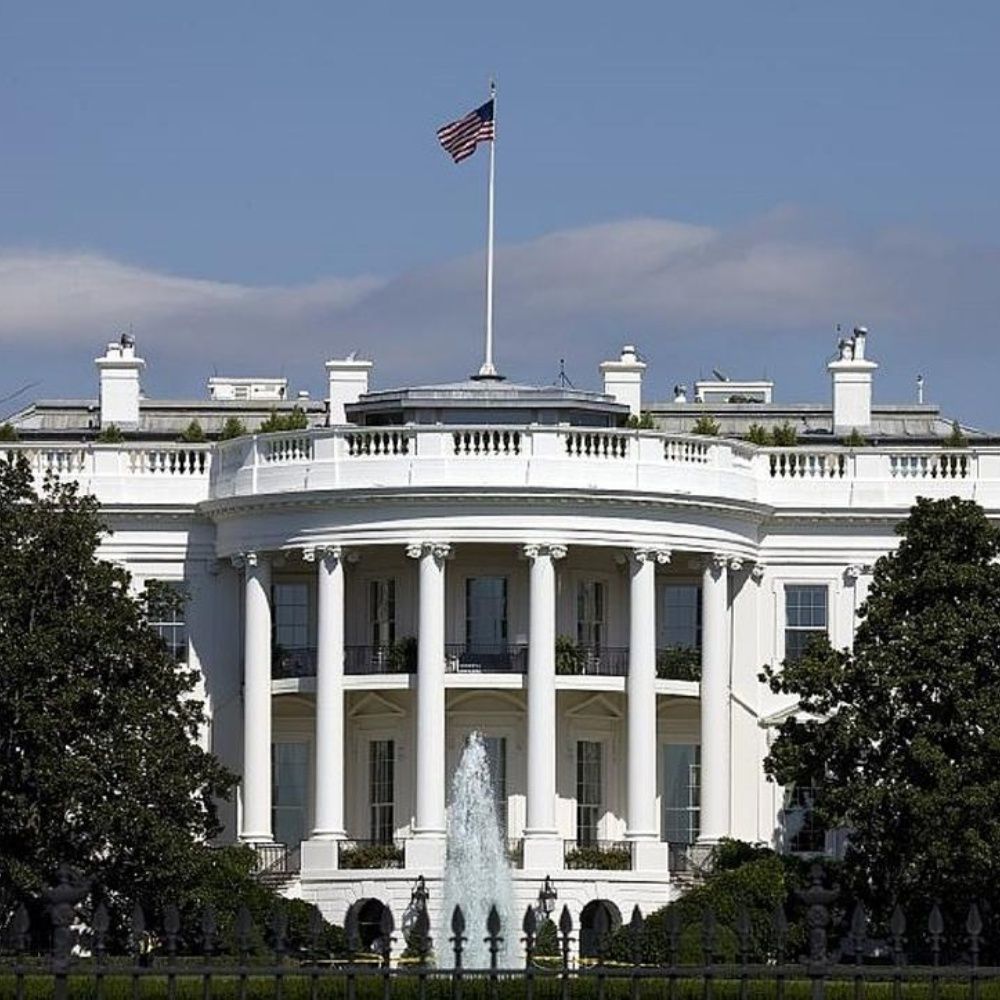 Coronavirus enters the White House; senior official hits positives