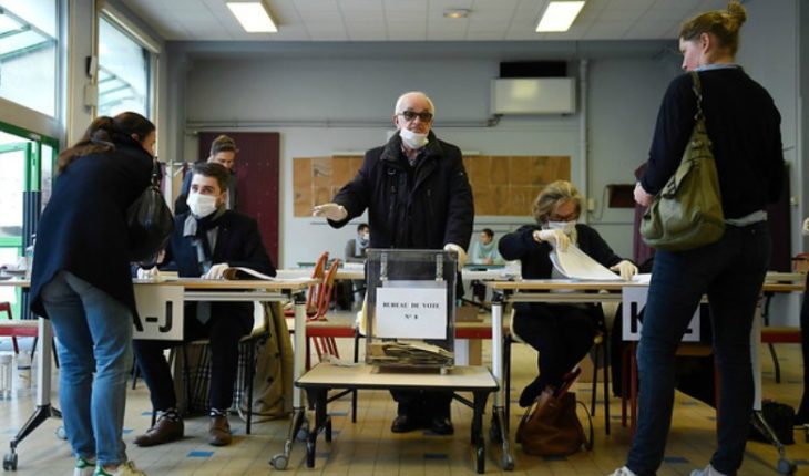 translated from Spanish: France holds national elections despite Covid-19 restrictions