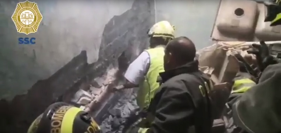Rescue baby trapped between the walls of a house in Iztacalco