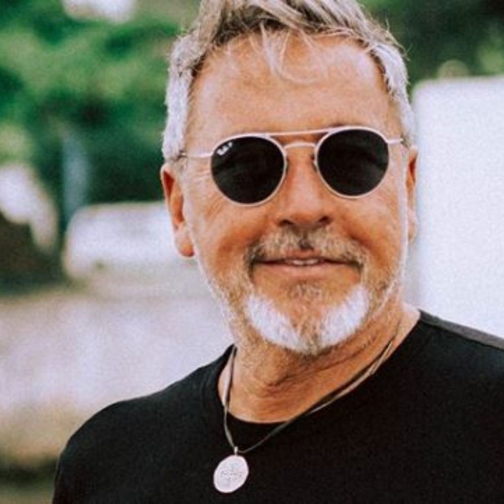 Ricardo Montaner's wife looks like his granny, his fans say