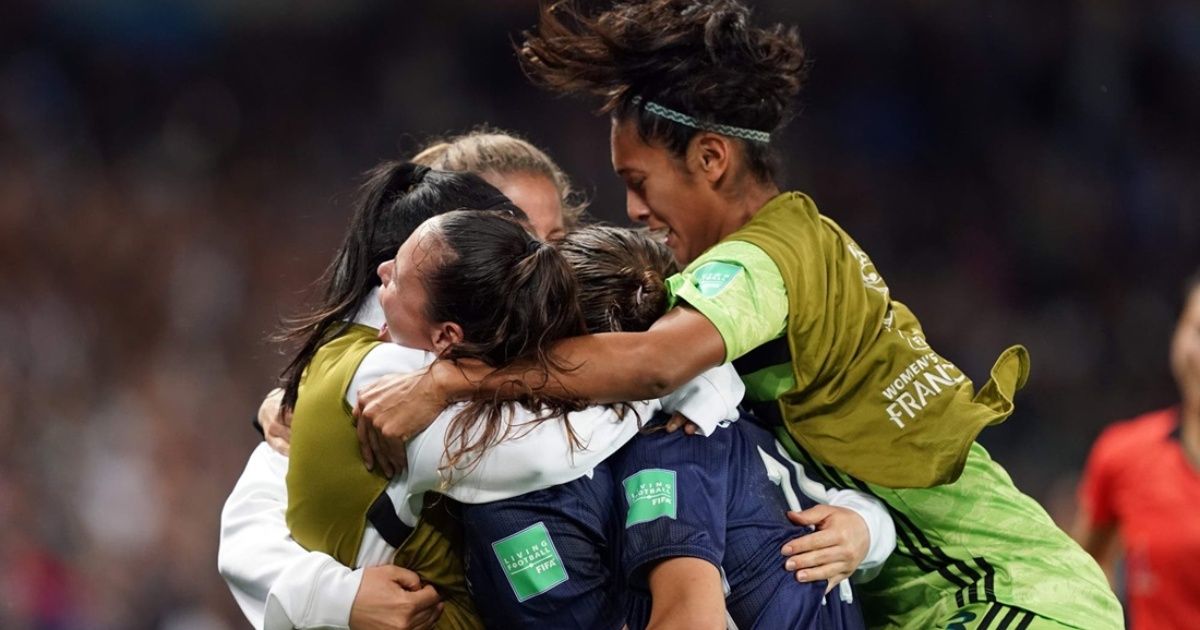 The world of women's football united their languages to ask for women's rights