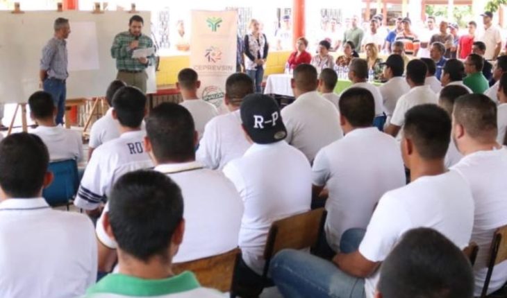 translated from Spanish: They give motivational talk to inmates of the Aguaruto prison