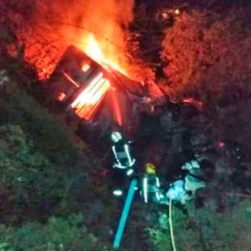 Torton catches fire after falling into a ravine in the Mazatlan-Durango