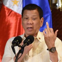 “Dispárenles a matar”: la orden a la policía del presidente de Filipinas para los que violen cuarentena