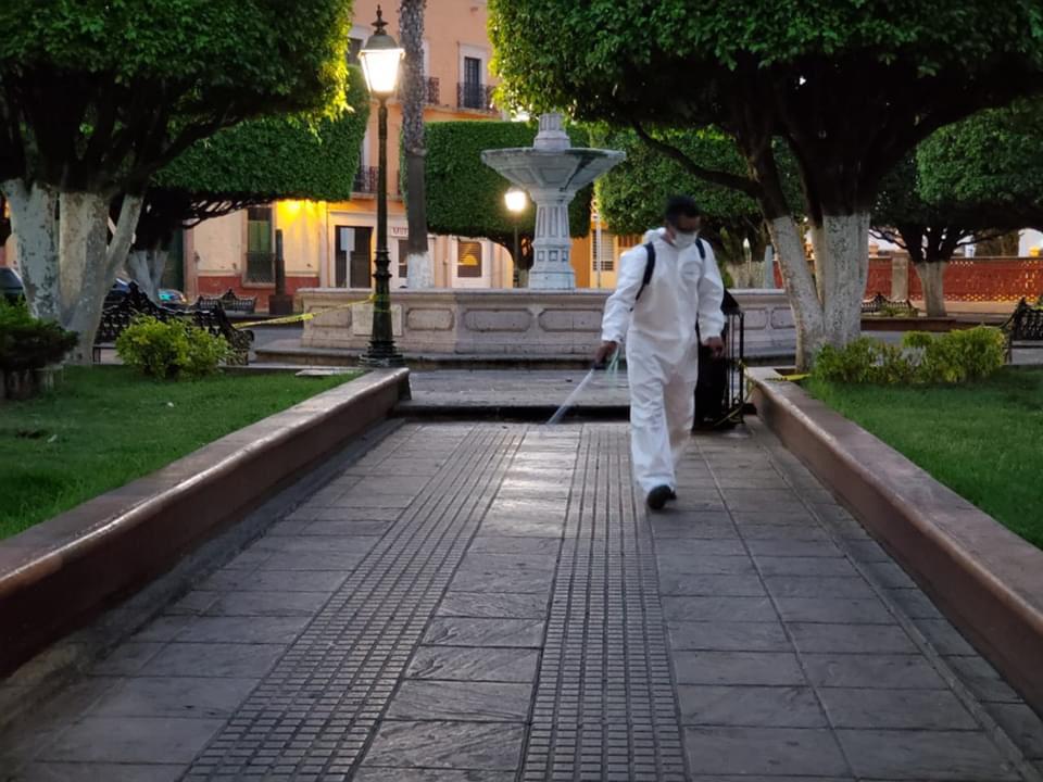 Ante Covid-19 Gobierno de Puruándiro sanitiza espacios públicos