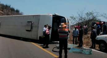 Autobús de pasajeros se accidenta y 8 personas resultan lesionadas en Arteaga, Michoacán