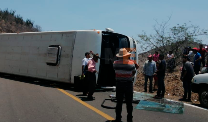 Autobús de pasajeros se accidenta y 8 personas resultan lesionadas en Arteaga, Michoacán
