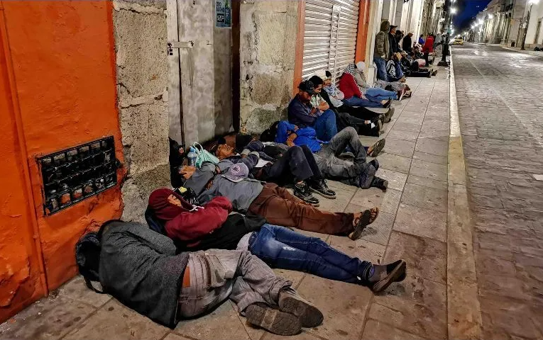 Campesinos de Oaxaca esperaron toda la noche en la calle para recibir apoyo federal