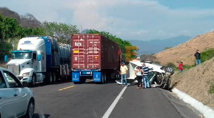 Choca su camioneta contra tráiler y fallece en la autopista Siglo XXI de Michoacán