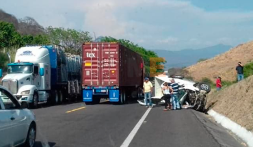 Choca su camioneta contra tráiler y fallece en la autopista Siglo XXI de Michoacán