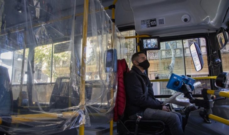 translated from Spanish: Bus drivers make a stoppage because health protocol is not met