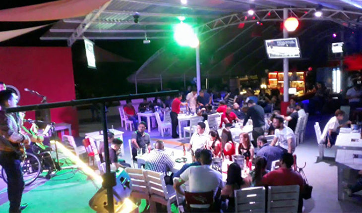 Denuncian propietarios de bares cobro por extensión de horario en Apatzingán