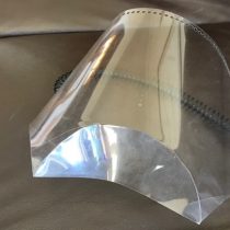 Dieñador enseña a fabricar escudo facial con plástico de anillados