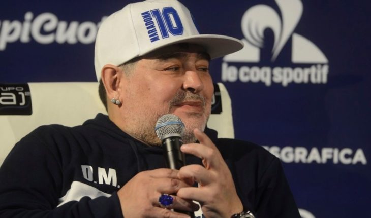 Diego Maradona, dispuesto a bajarse el sueldo de Gimnasia