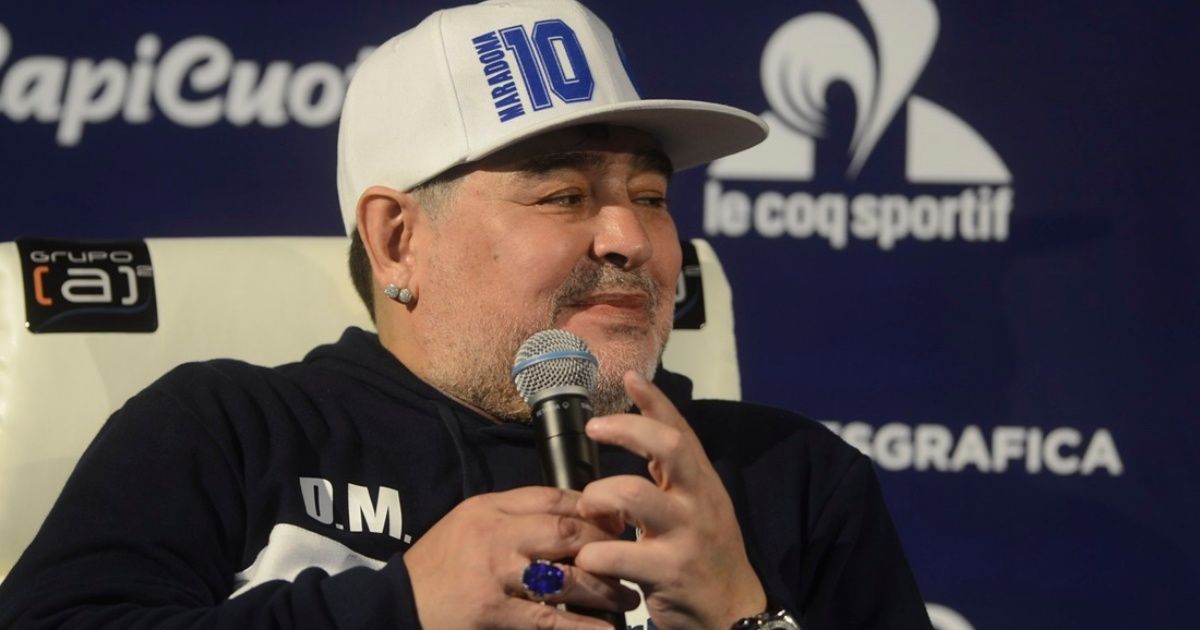 Diego Maradona, dispuesto a bajarse el sueldo de Gimnasia
