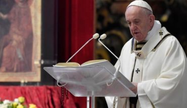 El Papa Francisco apoyó a los movimientos sociales y sugirió un "salario universal"