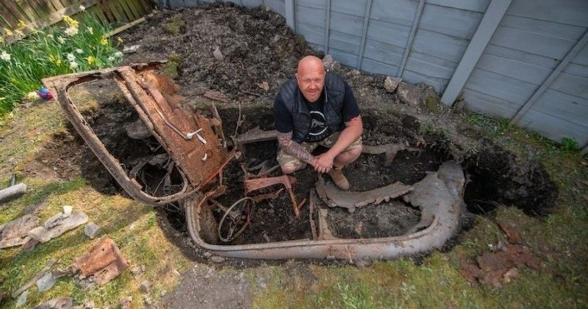 En plena cuarentena se puso a ordenar el patio y encontró un auto enterrado