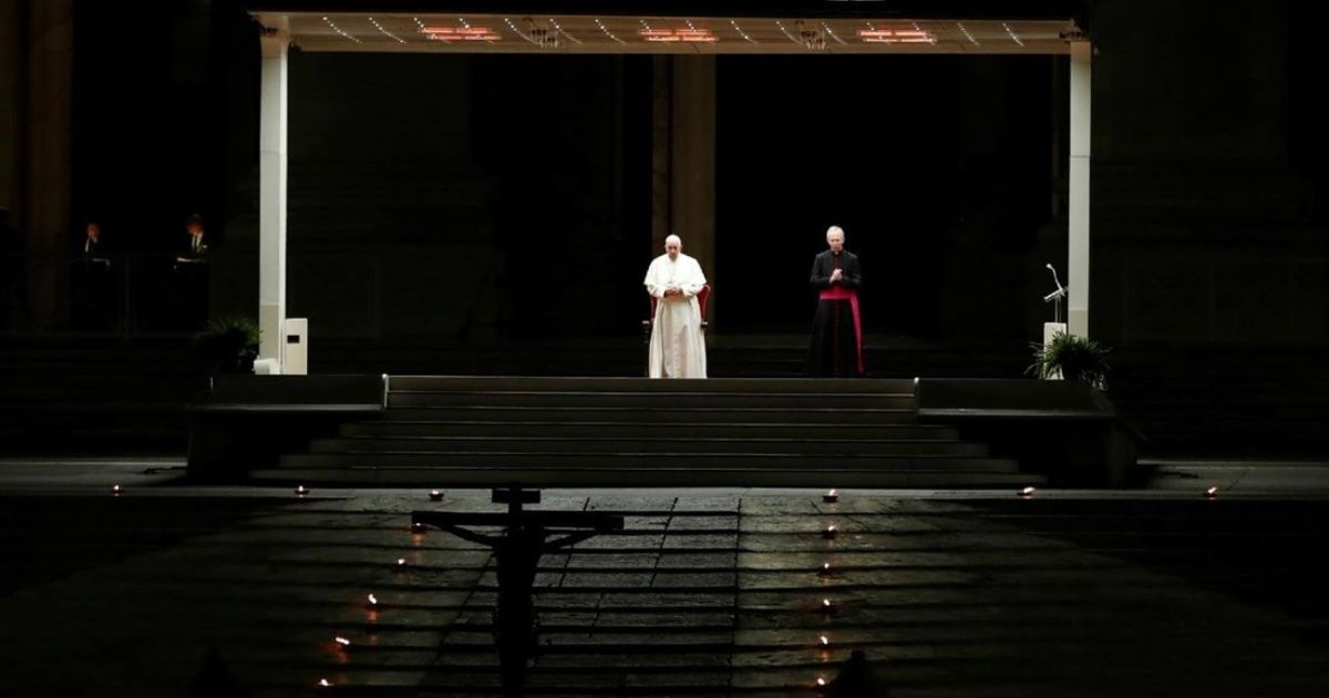 En una plaza San Pedro vacía, el Papa Francisco encabezó el Via Crucis