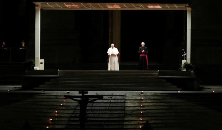 En una plaza San Pedro vacía, el Papa Francisco encabezó el Via Crucis