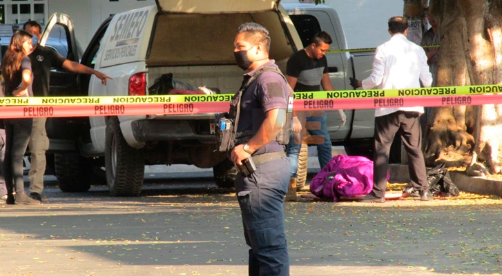 Encuentran dos cuerpos encobijados en la vía pública de Zamora, Michoacán