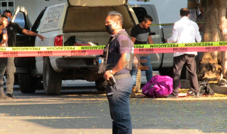 Encuentran dos cuerpos encobijados en la vía pública de Zamora, Michoacán
