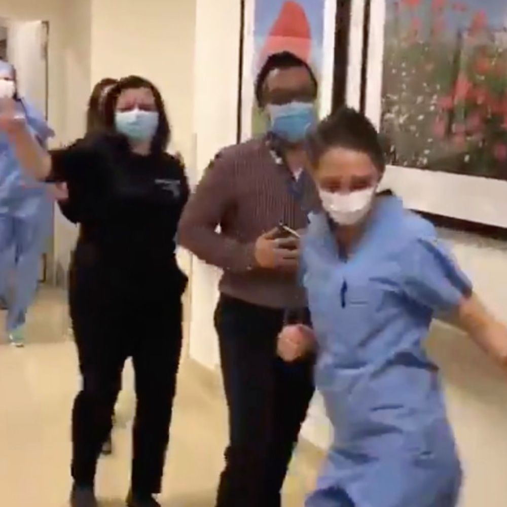 Enfermeras bailan tras quitar el respirador a paciente con Covid-19