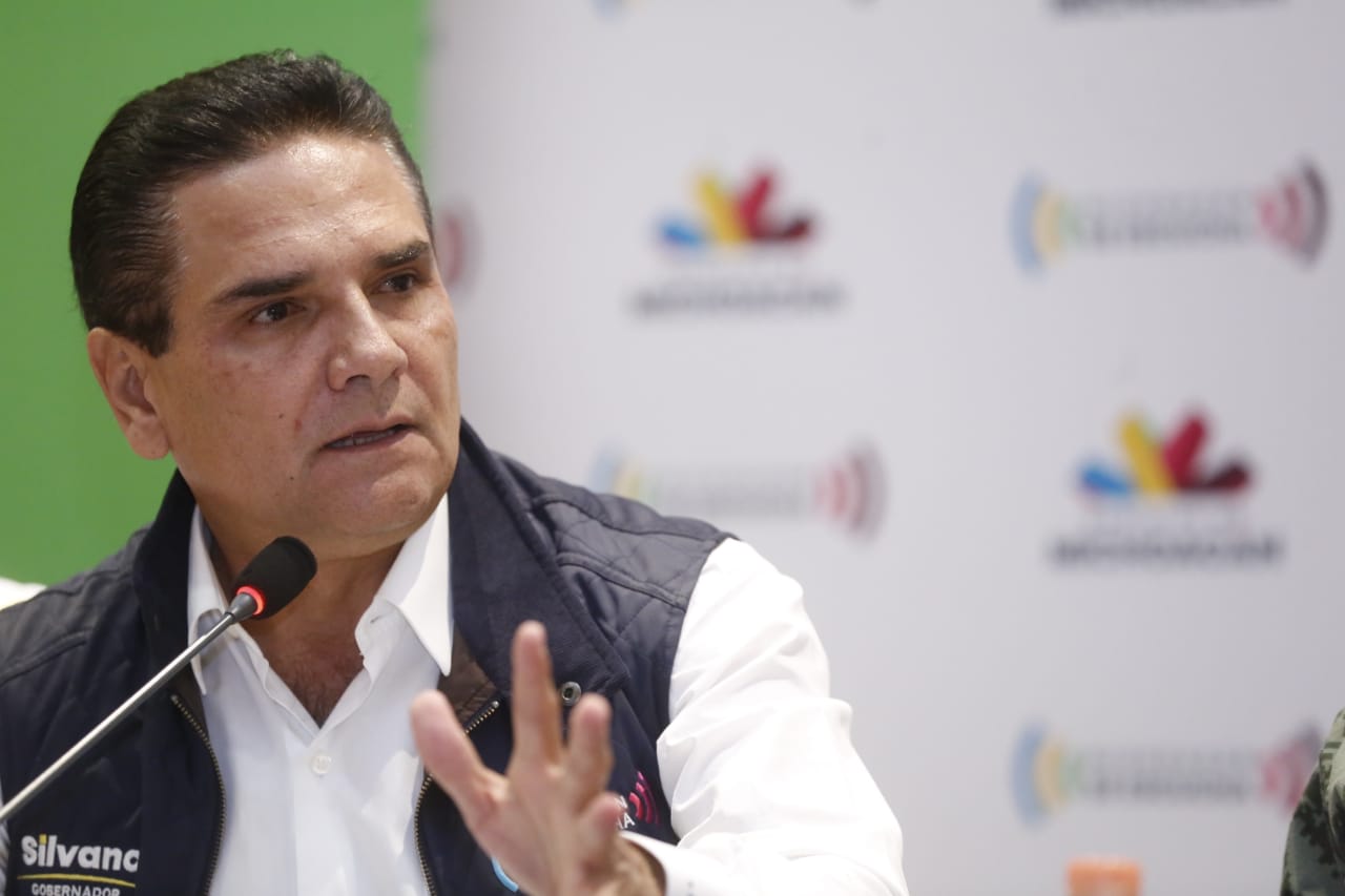 Gobernador de Michoacán exige a funcionarios federales de salud no mentir
