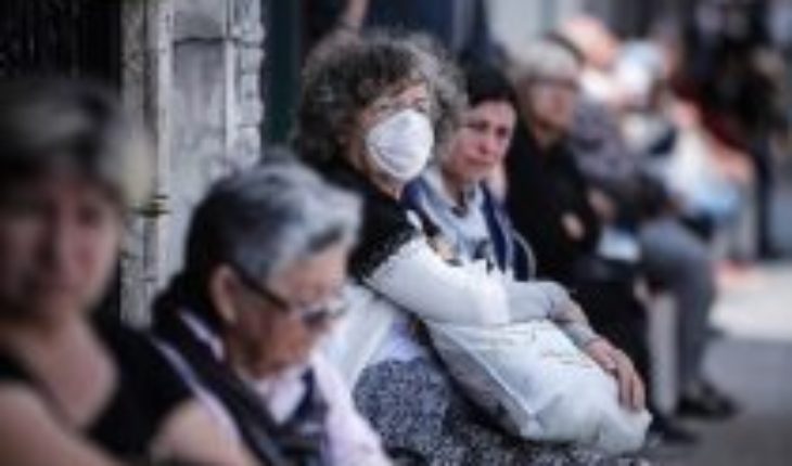 Largas filas en bancos argentinos generan peligro para adultos mayores en medio de la pandemia