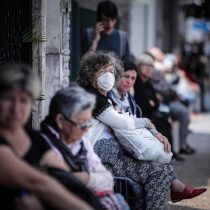 Largas filas en bancos argentinos generan peligro para adultos mayores en medio de la pandemia