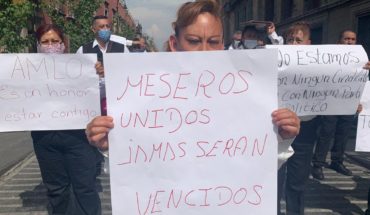 Meseros desempleados protestan en Palacio durante informe de AMLO