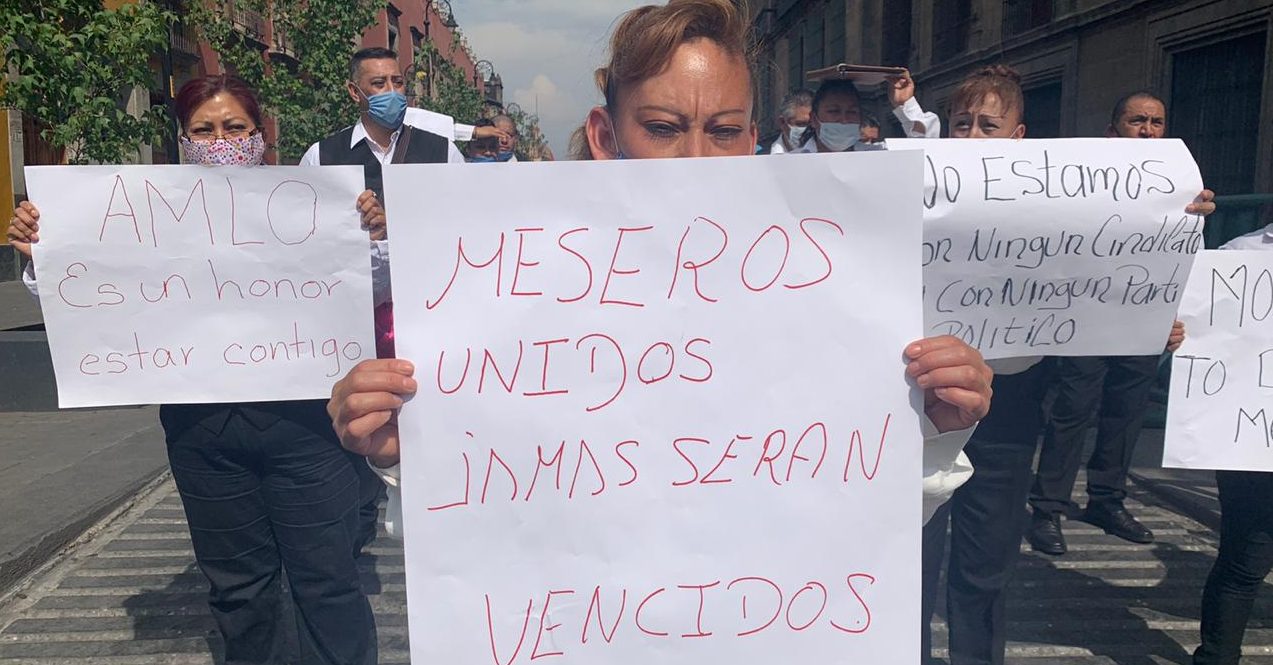 Meseros desempleados protestan en Palacio durante informe de AMLO